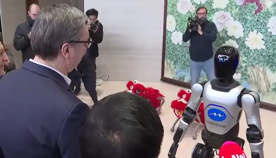 Вучиќ најави илјадници вооружени роботи за српската војска и домашно производство