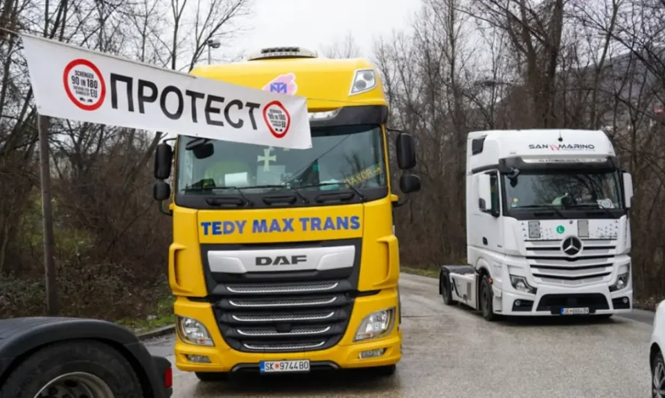 МИНИСТЕРСТВОТО ЗА ТРАНСПОРТ БАРА ДА НЕ СЕ ПОТПАЃА НА ШПЕКУЛАЦИИ: Македонија продолжува со дијалогот за превозниците