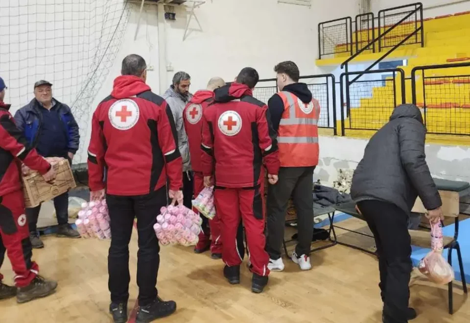 КИЧЕВО: Евакуирани и згрижени 250 лица – 61 дете меѓу нив, најмалото има еден месец