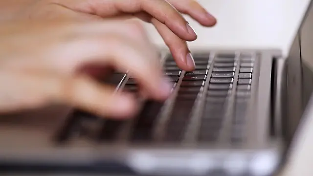 Министерот Андоновски и евроамбасадорот Рокас на презентација на реализирани сајбер-безбедносни реформи