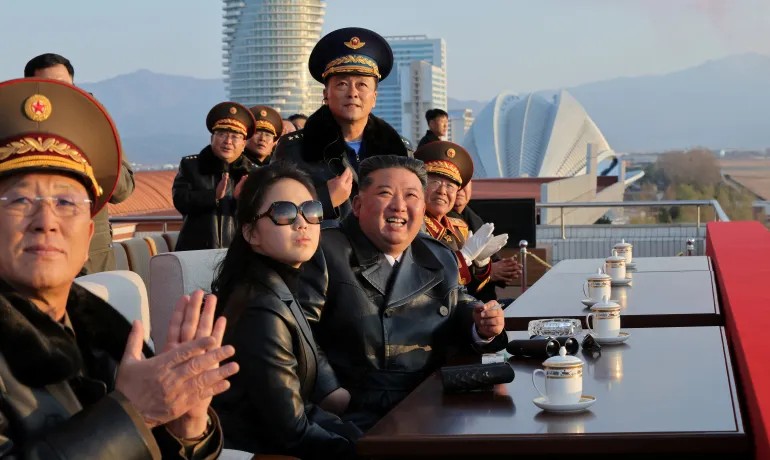 Јужнокорејската разузнавачка служба: Ким Џонг Ун ја подготвува ќерката за наследничка