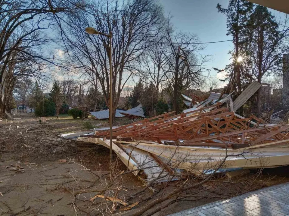 (ФОТО) Силен ветер откорна лимената конструкција од кровот на училиште во Гевгелија, нема повредени