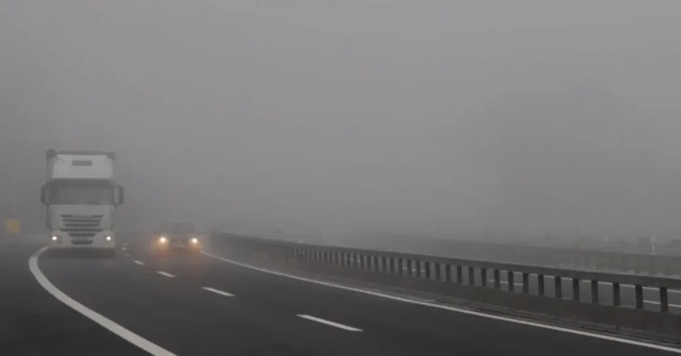 МАГЛА И ЗИМСКИ УСЛОВИ НА ПАТИШТАТА: Намалена видливост на повеќе делници низ државата