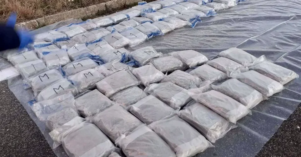 Петте тони марихуана откриени кај Крушевац биле набавени во Македонија, три лица завршија во притвор