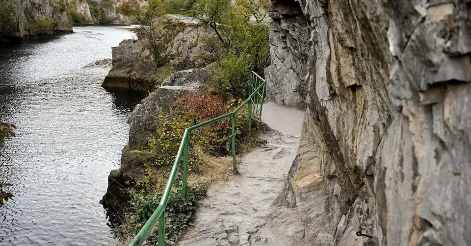 ПОРАДИ ОПАСНОСТ ОД УРИВАЊЕ КАРПИ: Забрането движење по патеката на Матка