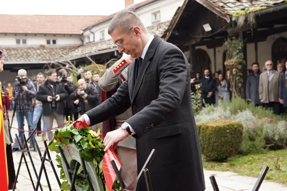 МИЦКОСКИ ПОЛОЖИ ЦВЕЌЕ НА ГРОБОТ НА ДЕЛЧЕВ: Нека ни биде пример како треба да ја градиме нашата Македонија