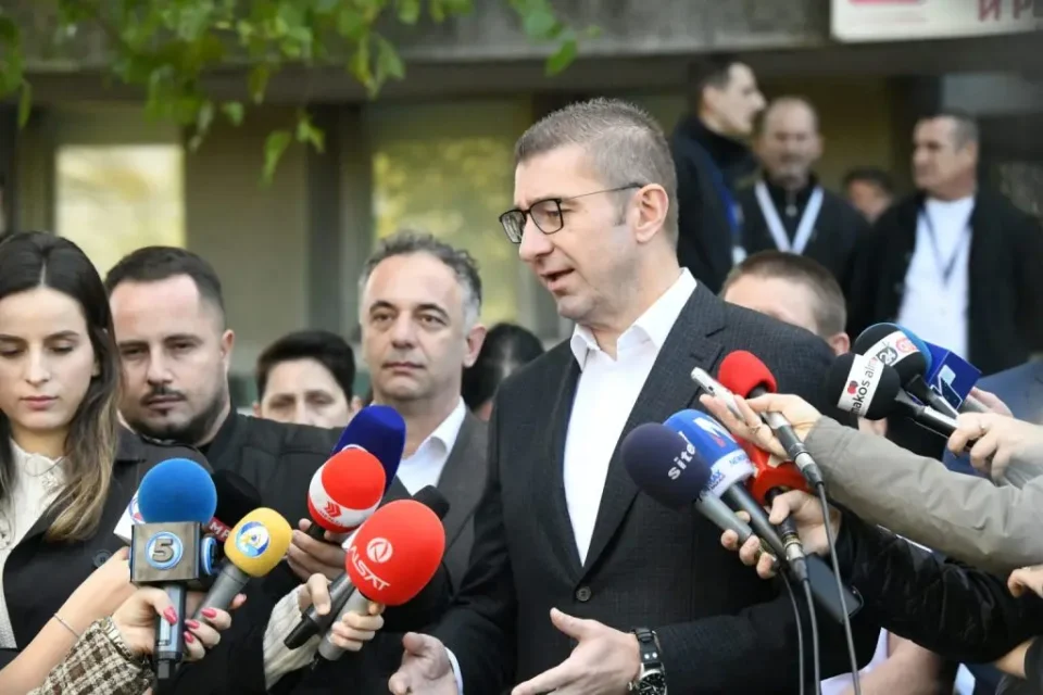 Мицкоски: Владата нуди своја формула за пресметување на покачувањето на платите во администрацијата