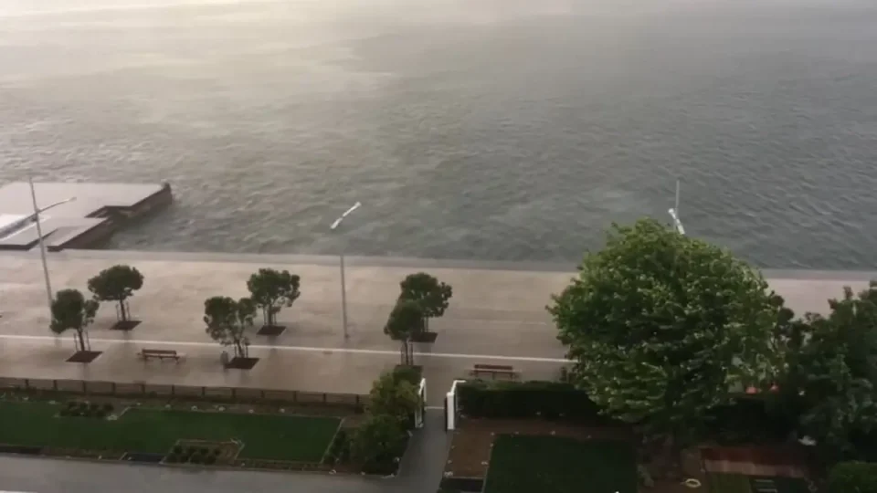 (ВИДЕО) МОРЕТО СЕ ИЗЛЕА КАЈ СОЛУН: Се крена за половина метар и ги преплави улиците и шеталиштата