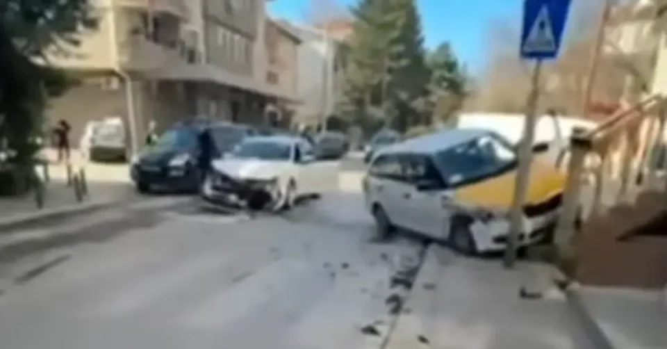 (ВИДЕО) ИМА ПОВРЕДЕНИ: Возило на МВР учествуваше во сообраќајка во Црниче