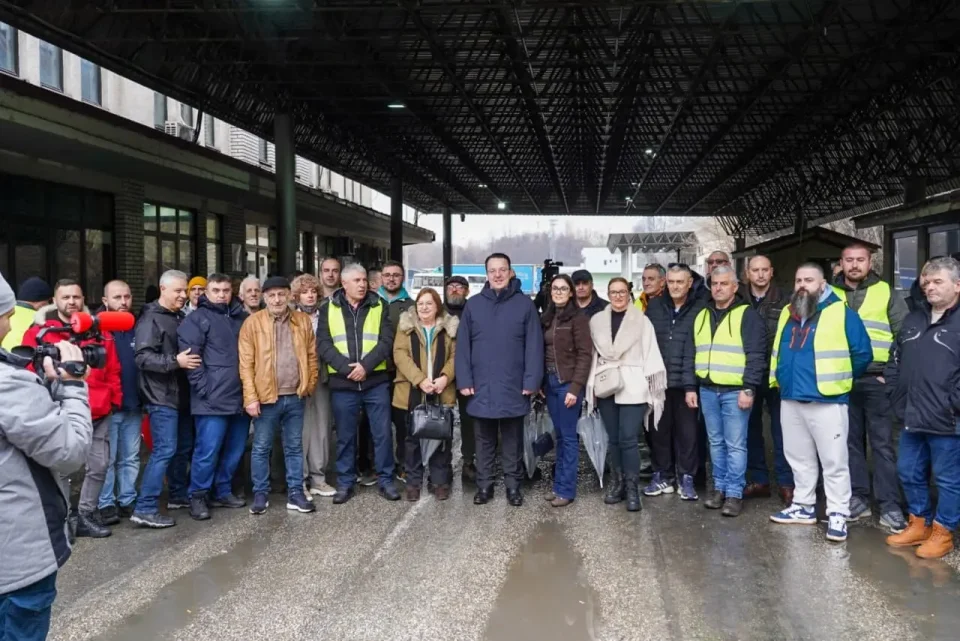 ТРАНСПОРТЕРИТЕ ДОБИЈА ОДЛОЖУВАЊЕ: Биометриската контрола во Шенген поместена за септември