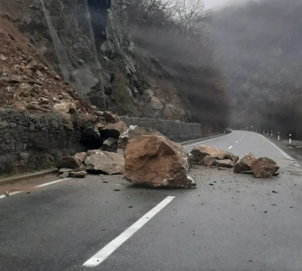 Голем одрон кај село Колари на патот Кичево-Гостивар, на Лисец-Попова Шапка забрана за автобуси и камиони
