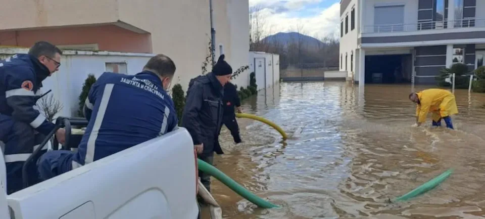 НЕМА НОВИ ПОПЛАВИ: Се испумпува водата од подрумите во Кичево