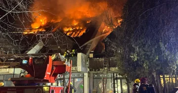 Се стравува дека неколку лица се мртви во голем пожар во хотел во градот Будакеши, во близина на Будимпешта. Градоначалничката