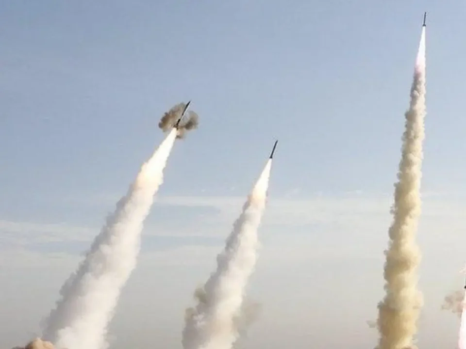 (ВИДЕО) ИРАН СЕ ОДМАЗДУВА: Најмалку 30 ракети лансирани кон Израел