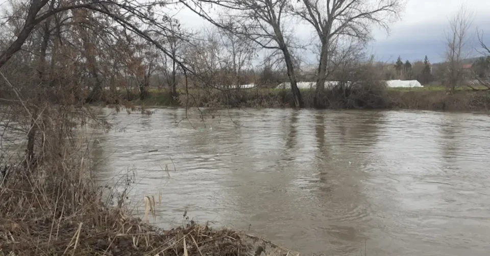 ЕКИПИТЕ СЕ ПОДГОТВЕНИ ДА ИНТЕРВЕНИРААТ: Постои опасност од излевање на реките Вардар и Треска