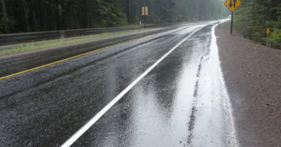 СООБРАЌАЈОТ СЕ ОДВИВА ПО ВЛАЖНИ КОЛОВОЗИ: АМСМ препорачува прилагодена брзина на движење