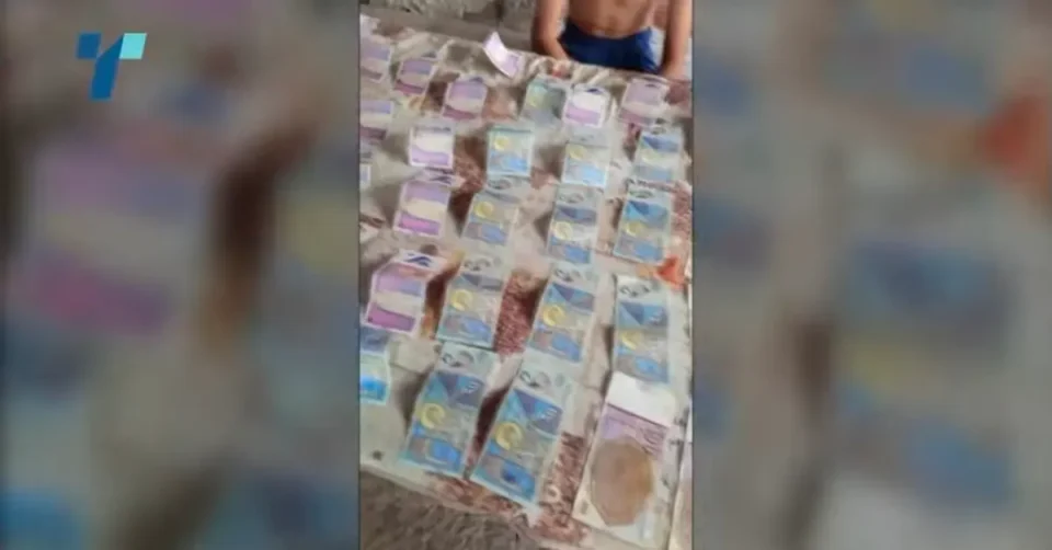 (ВИДЕО) НОВИ СНИМКИ ОД СЕРИСКИОТ УБИЕЦ ОД СТАРО НАГОРИЧАНЕ: На Тик-ток се фалел со пари наредени на маса