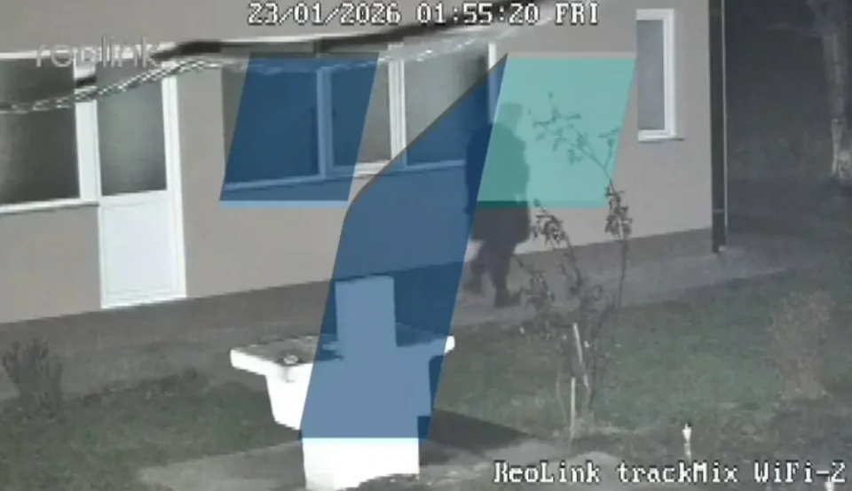 (ВИДЕО) ОБЈАВЕНИ СНИМКИ ОД ОСОМНИЧЕНИОТ СЕРИСКИ УБИЕЦ ОД СТАРО НАГОРИЧАНЕ: Маж во качулка се обидува да влезе во куќа кај Коински мост