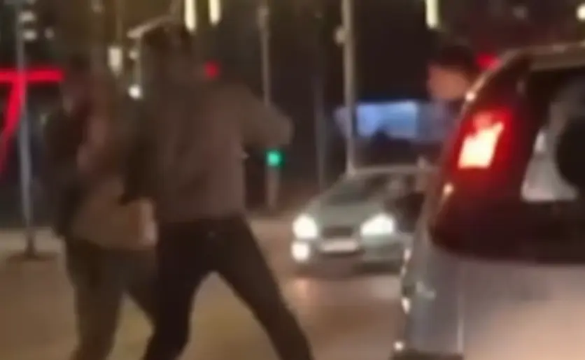 (ВИДЕО) КЛОЦИ, БОКСОВИ И БУТКАЊЕ НА ЗЕМЈА: Уште една улична тепачка по скопските улици