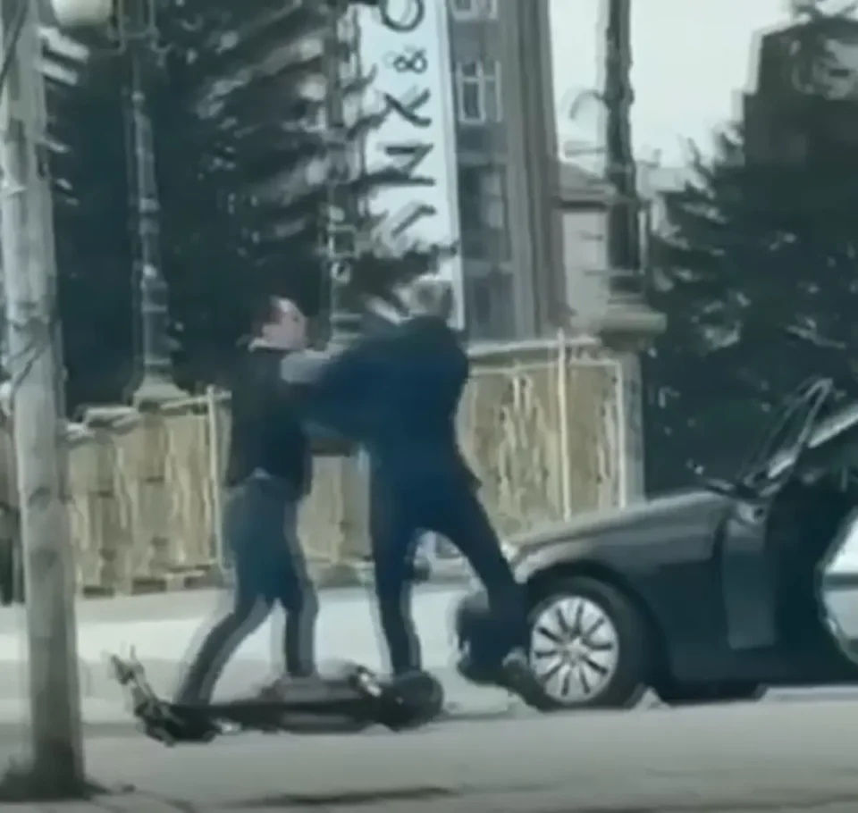 (ВИДЕО) ТЕПАЧКА КАЈ МОСТОТ „ГОЦЕ ДЕЛЧЕВ“: Мажи си разменија боксови, откако се скарале поради сообраќајно недоразбирање