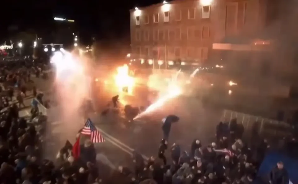 (ВИДЕО) МОЛОТОВИ КОКТЕЛИ, ЗАПАЛЕНИ КОНТЕЈНЕРИ: Протестот во Тирана ескалира – 46 уапсени по судирите со полицијата