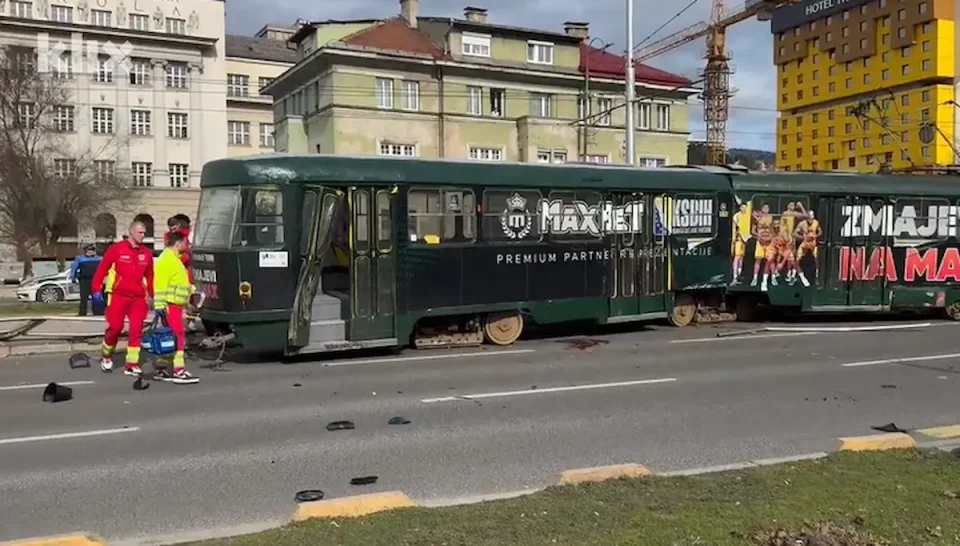 (ВИДЕО) НА ЕДНА ОД НАЈФРЕКВЕНТНИТЕ УЛИЦИ ВО САРАЕВО: Трамвај излета од шините, едно лице загина, двајца се повредени