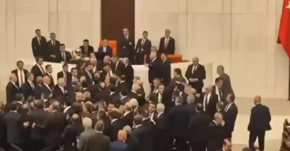 ФИЗИЧКА ПРЕСМЕТКА ВО ТУРСКИОТ ПАРЛАМЕНТ: Инцидент при заклетвата на новите министри