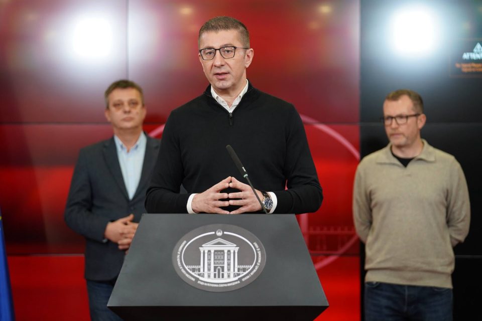 Мицкоски: Владата и синдикатите постигнаа историски договор за платите во администрацијата