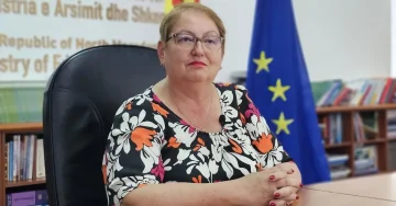 не верува дека се заобиколени