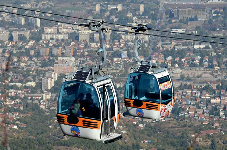 (ВИДЕО) СИЛЕН ВЕТЕР ДУВА ВО СКОПЈЕ: Жичницата на Водно прекина со работа заради временските услови