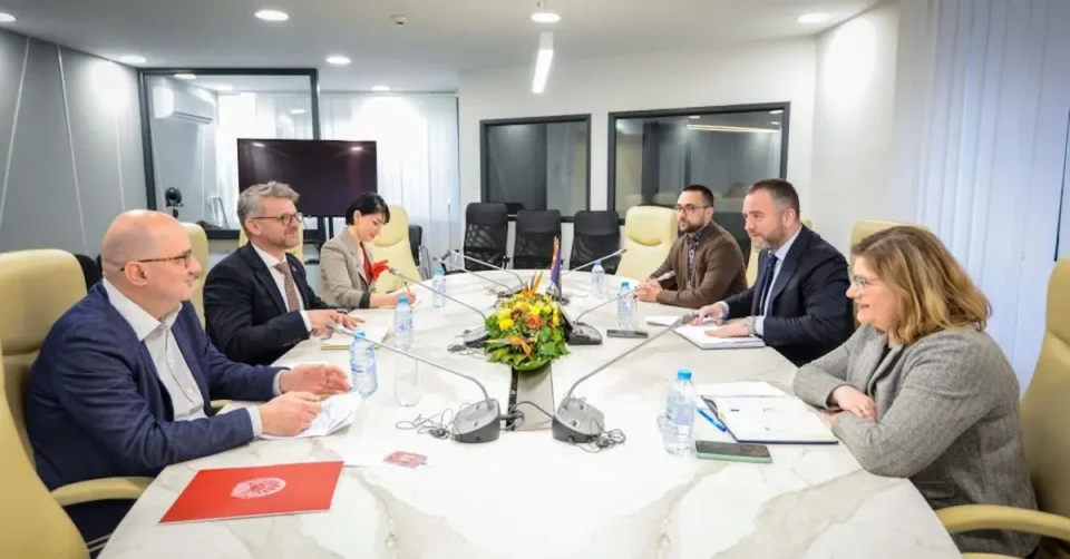 ЗАЈАКНУВАЊЕ НА АНТИКОРУПЦИСКИТЕ МЕХАНИЗМИ: Тошковски на средба со директорот на РАИ