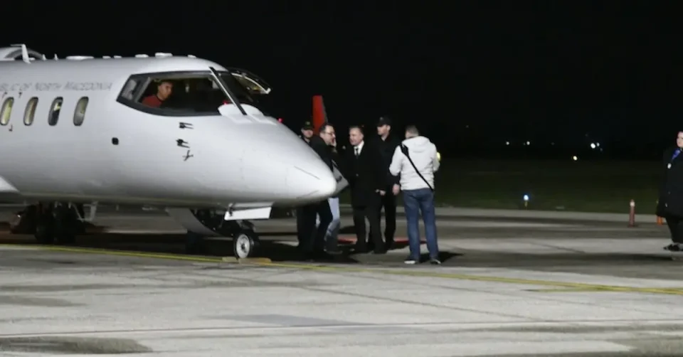 ПРВА ГРУПА МАКЕДОНЦИ ЕВАКУИРАНА ОД ИЗРАЕЛ: Димитровски ги пречека на Скопскиот аеродром