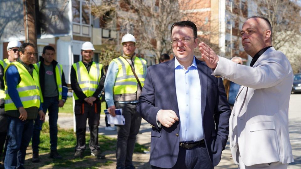 (ФОТОГАЛЕРИЈА) Николоски: Започнуваме нови три инфраструктурни проекти во Кочани. Инвестираме 5,5 милиони евра само во инфрастрктурата, подобрувањето на животот во Кочани е приоритет за Владата