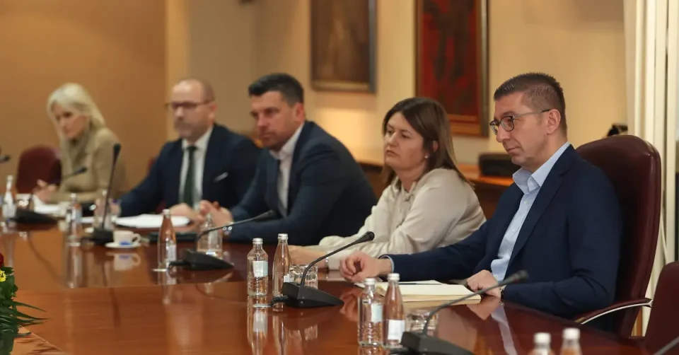 СОСТОЈБАТА СО НАФТАТА Е ПОД КОНТРОЛА: Мицкоски оствари средба со претставници на нафтената индустрија