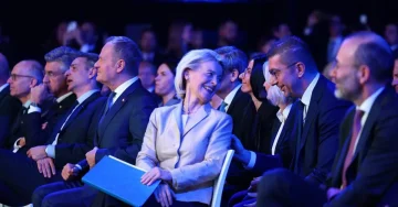 (ФОТО) МИЦКОСКИ НА ЈУБИЛЕЈОТ НА ЕПП: Заедништвото клучно за посилна Европа