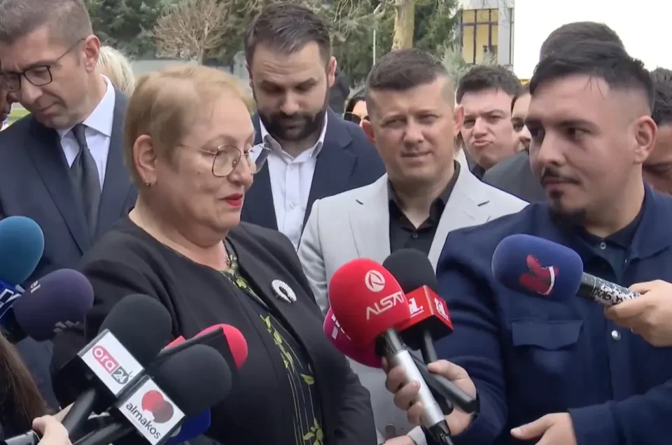 (ВИДЕО) „НЕ ЗНАМ КОМУ МУ ТРЕБА ПРЕВЕДУВАЧ ДА ЗНАЕ МАКЕДОНСКИ ЈАЗИК“: Јаневска по вторпат прашана дали има преведувач