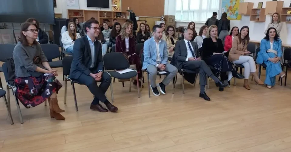 Делегација на Собранието во посета на билингвалните паралелки на француски јазик во Скопје