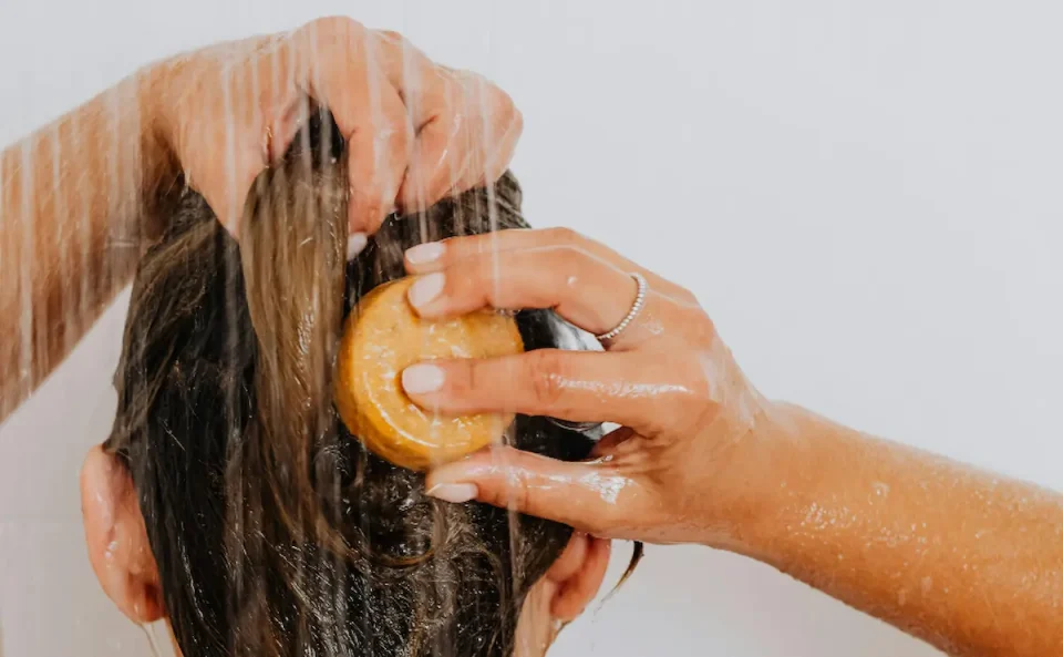 НЕ ЈА МИЕТЕ КОСАТА 7 ДЕНА: Експерт открива што се случува со скалпот