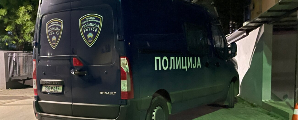 Скопјанец оштети полициско возило и нападна полицаец во Шуто Оризари