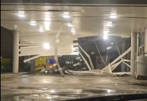 (ВИДЕО) Силен ветер урна натстрешница кај болницата „Ребро“ во Загреб: Избегната трагедија за неколку секунди