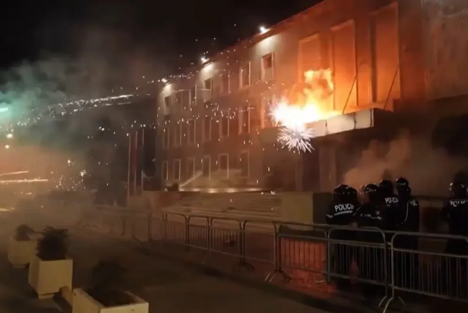 (ВИДЕО) ОБВИНУВАЊА ЗА КОРУПЦИЈА: Насилни протести во Тирана
