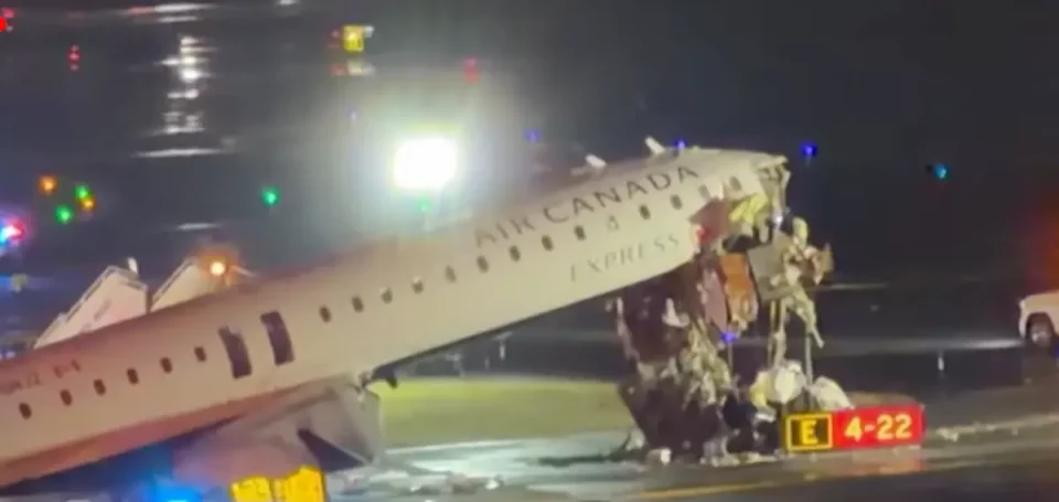 (ВИДЕО) АВИОН СЕ РАСПАДНА НА ПОЛА ПО СУДИР НА АЕРОДРОМОТ ВО ЊУЈОРК! Во авионот имало 72 патници и четири члена на екипажот, има мртви и повредени