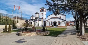 По повод годишнината од трагичниот пожар денеска со почеток од 8:00 часот во црквата „Св. великомаченик Георгиј“ во Кочани ќе се одржи литургија за