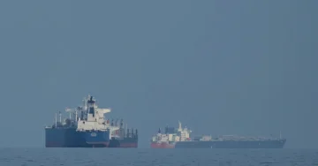 ПРИВРЕМЕНО УБЛАЖУВАЊЕ НА САНКЦИИТЕ: САД одобруваат транспорт на иранска нафта