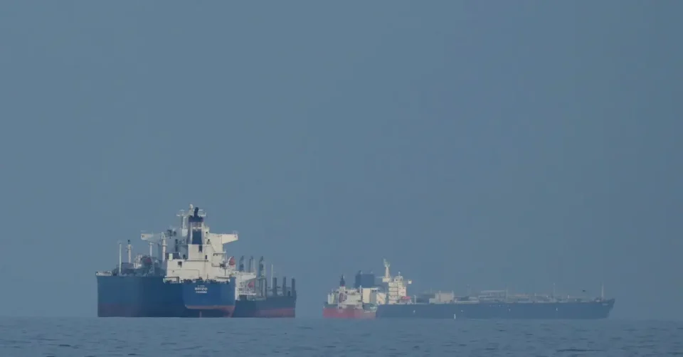 (ВИДЕО) ПРИВРЕМЕНО УБЛАЖУВАЊЕ НА САНКЦИИТЕ: САД одобруваат транспорт на иранска нафта