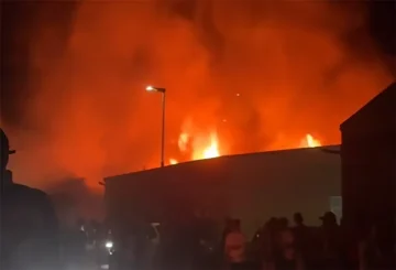 Голем пожар ја уништи дискотеката „Kiss-Club“ во германскиот град Кел рано наутро. Околу 750 посетители успеаја да избегаат на време пред пожарот