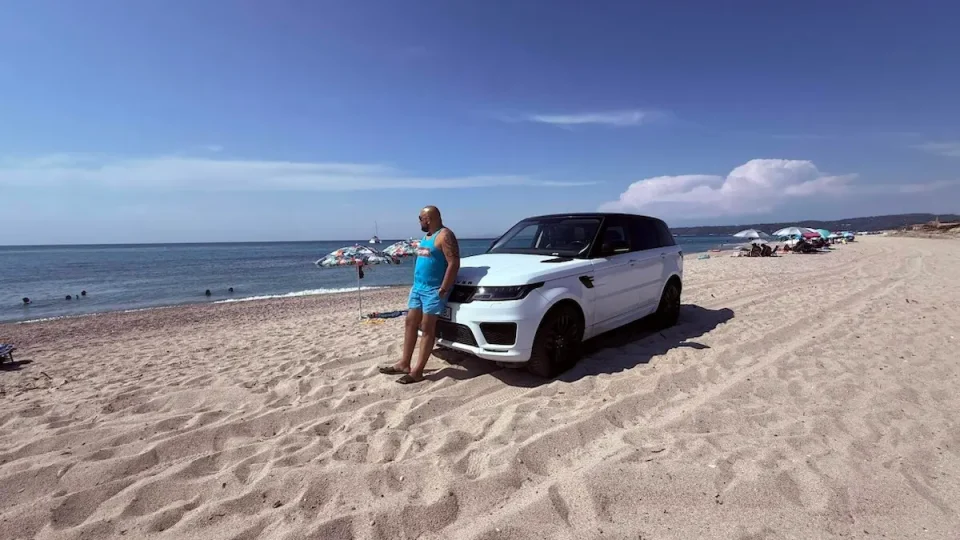 Запален „Ренџ Роверот“ на Курто Дудуш