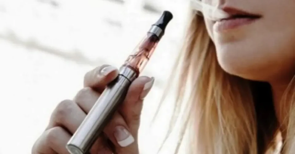 Научници повикуваат на построга контрола: Електронските цигари можат да предизвикаат рак
