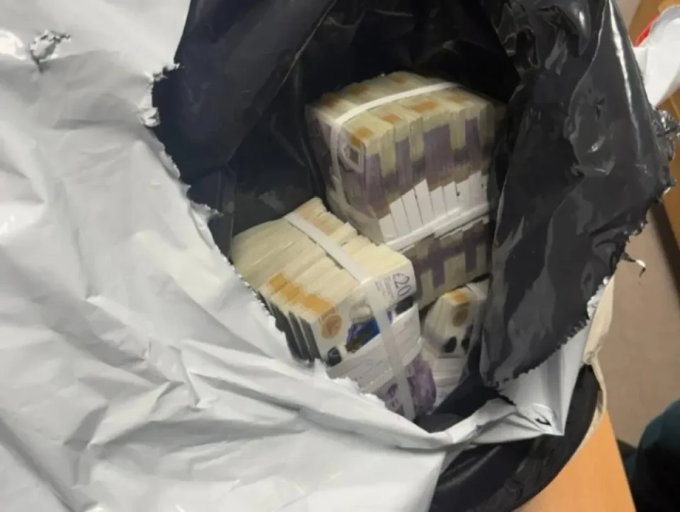 КУФЕР ПОЛН СО ПАРИ НА СКОПСКИОТ АЕРОДРОМ: Запленети 150.000 британски фунти