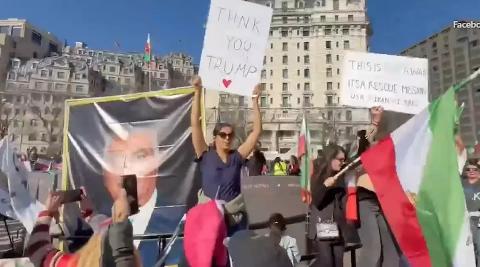 Иранската дијаспора во Америка го прослави убиството на Али Хамнеи со песна и танц